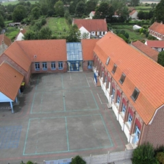 800px-Nielles-lès-Bléquin_école_1